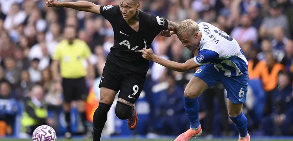 Richarlison dribbles le ballon contre Brighton