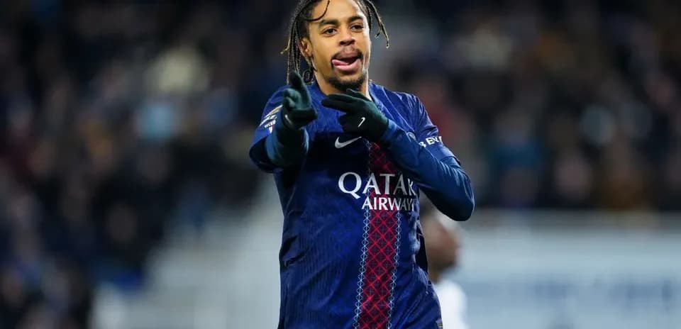 Joueur de PSG donnant des instructions sur le terrain