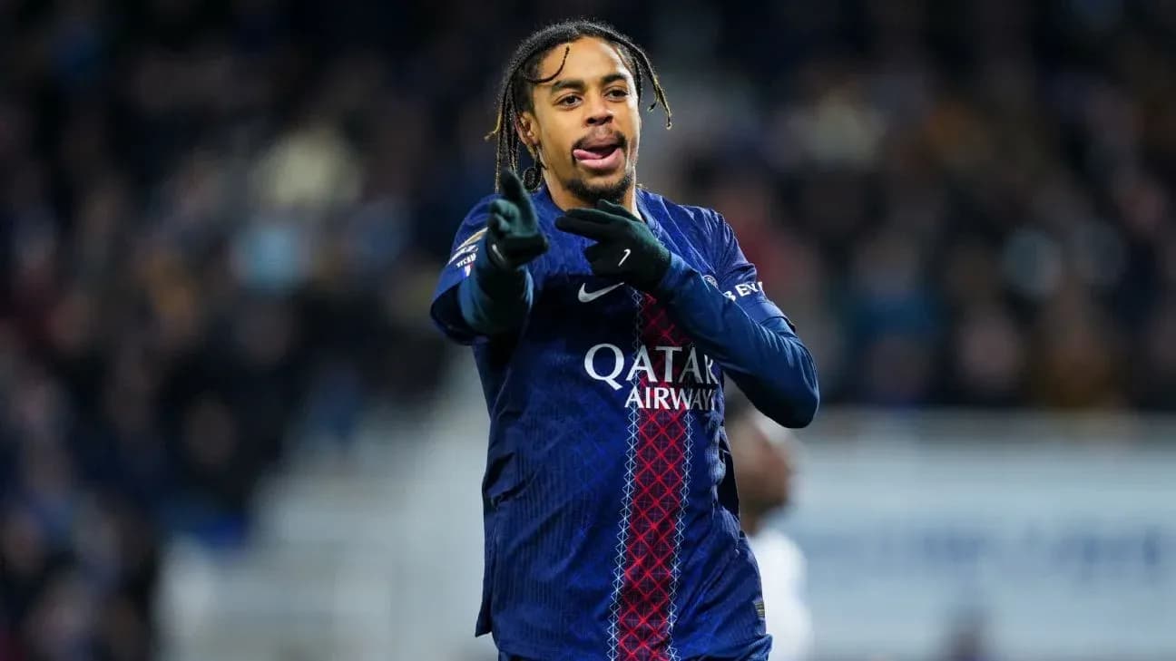 Joueur de PSG donnant des instructions sur le terrain