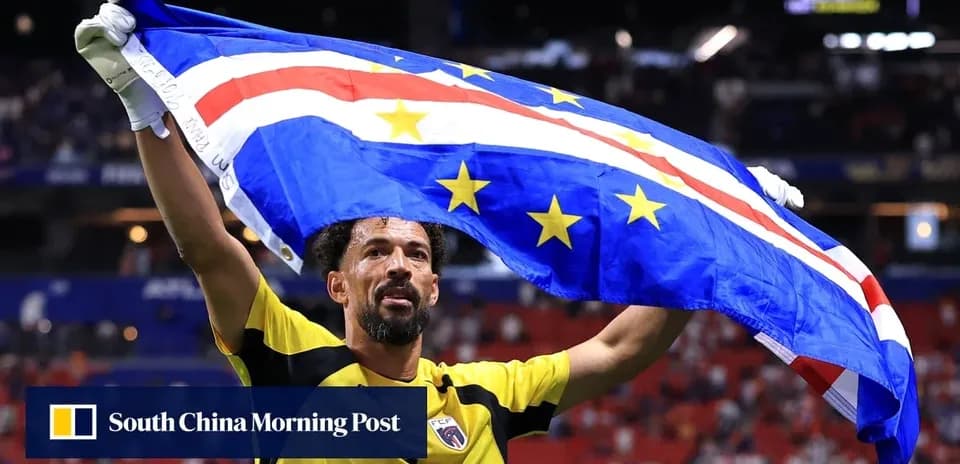 Joueur tenant le drapeau du Cap-Vert après le match