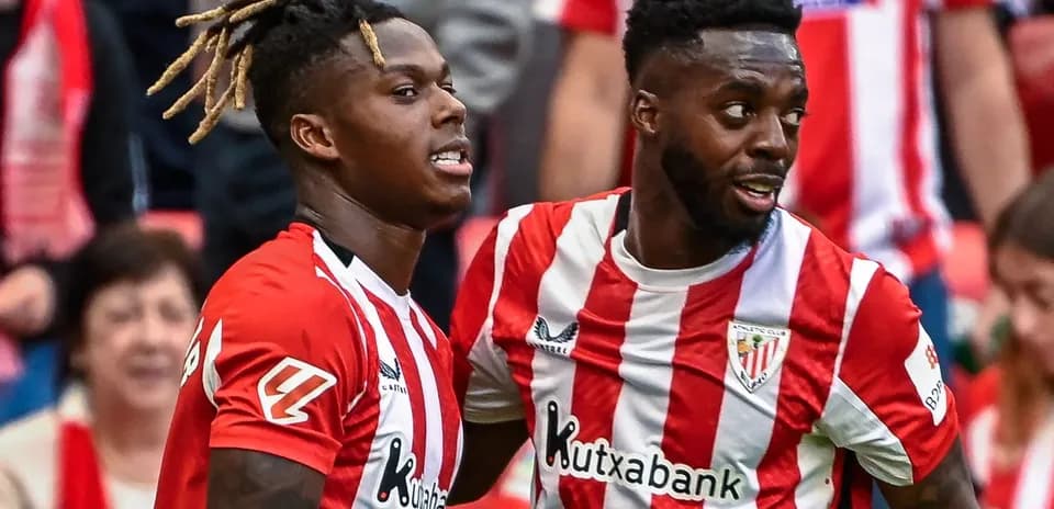 Deux joueurs d'Athletic Club célébrant ensemble