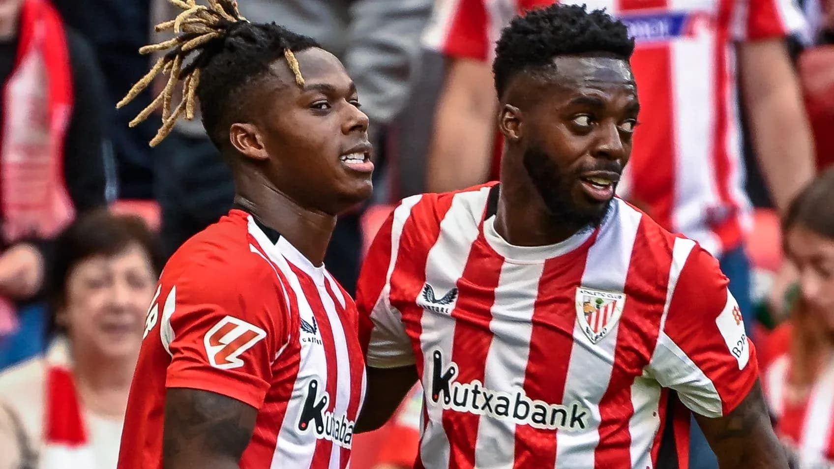 Deux joueurs d'Athletic Club célébrant ensemble