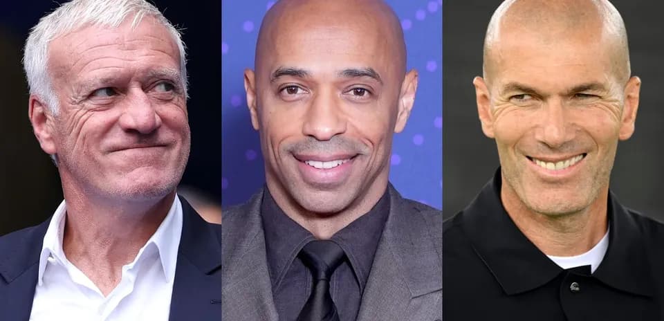 Trois anciens joueurs de football posant ensemble