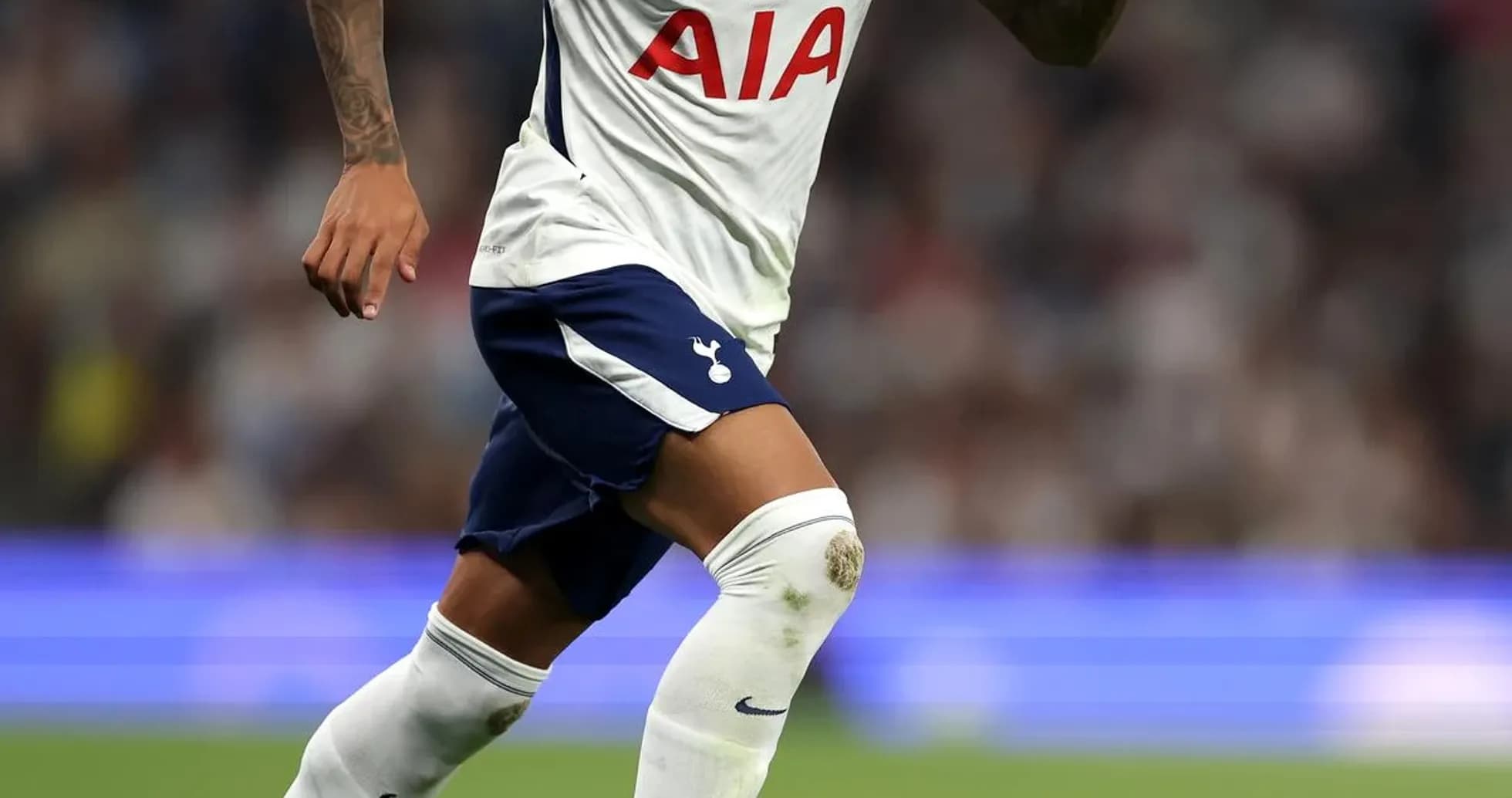 Joueur de Tottenham courant avec le ballon sur le terrain