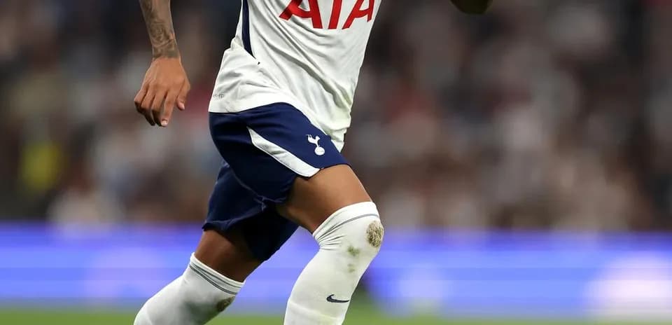 Joueur de Tottenham courant avec le ballon sur le terrain
