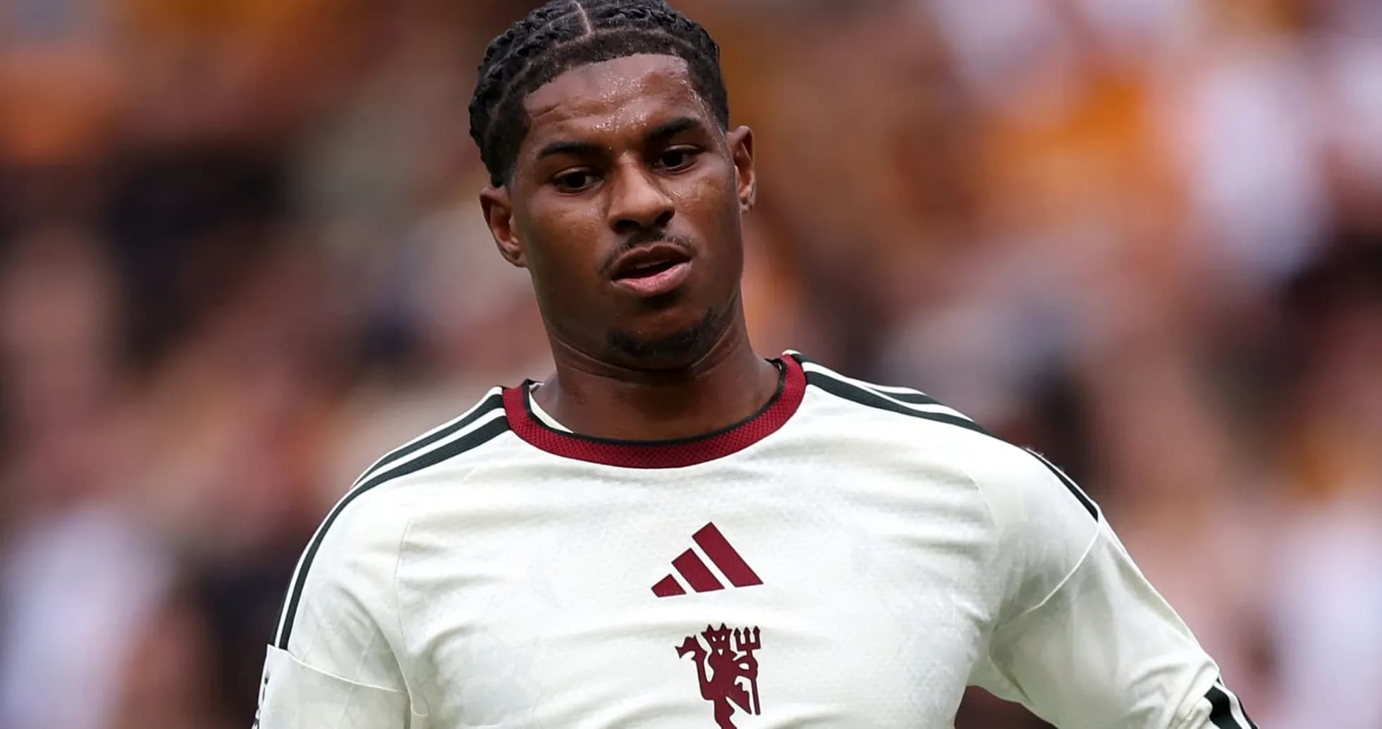 Joueur portant un maillot de football en action