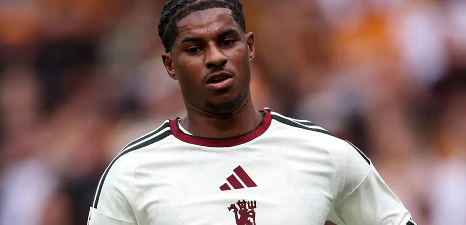 Joueur portant un maillot de football en action