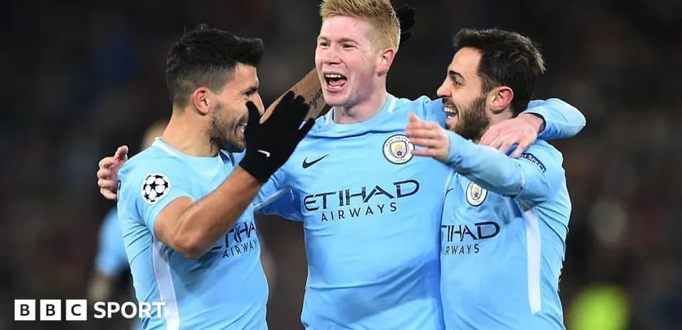 Joueurs de Manchester City célébrant un but ensemble