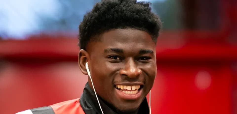 Joueur souriant avec des écouteurs en entraînement