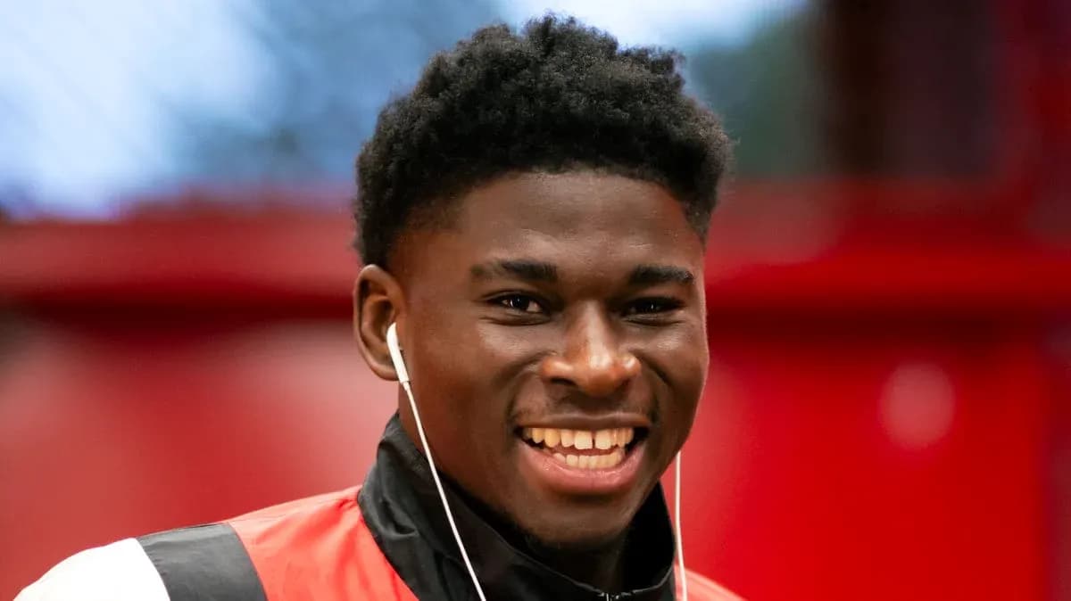 Joueur souriant avec des écouteurs en entraînement