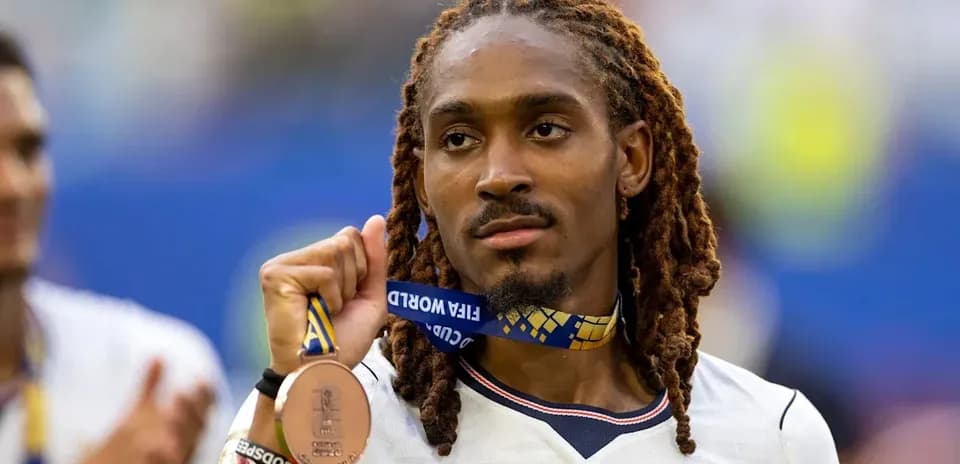 Joueur tenant une médaille de bronze FIFA