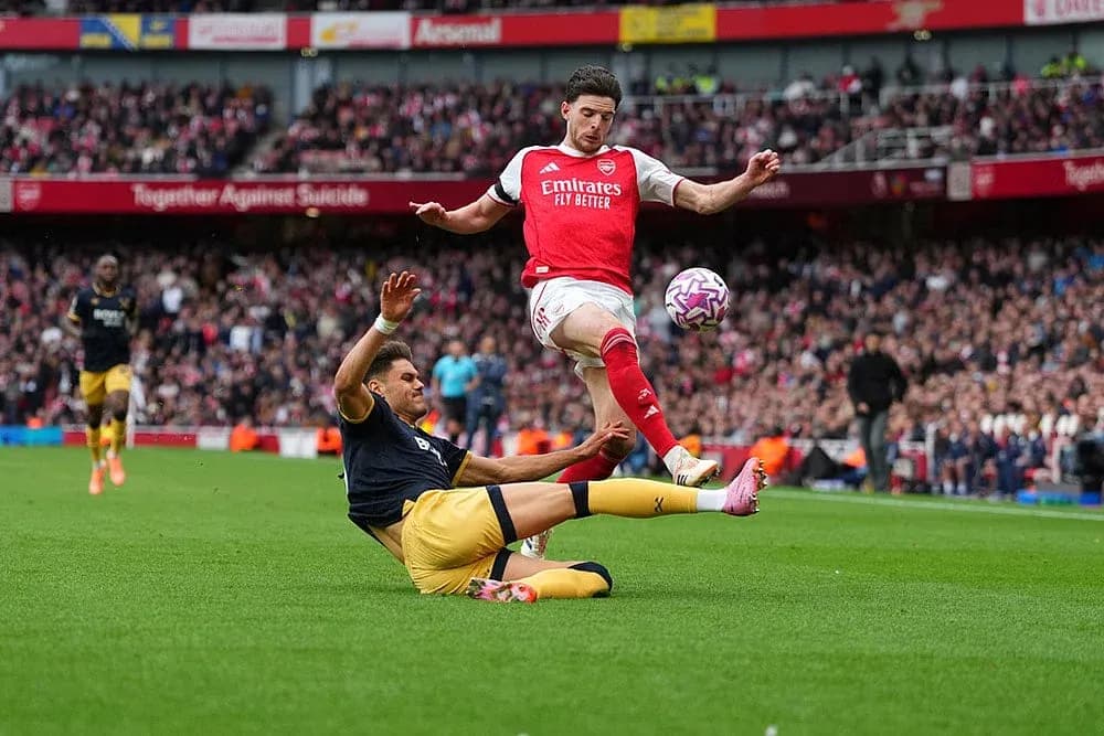 Un joueur d'Arsenal évitant un tacle