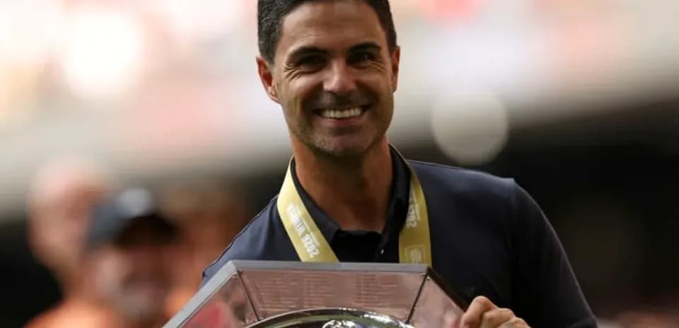 Homme souriant tenant un trophée en argent