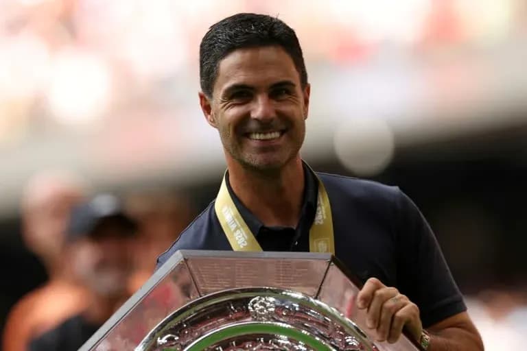 Homme souriant tenant un trophée en argent