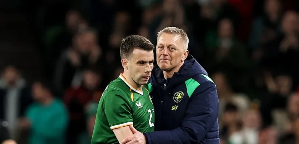 Un joueur irlandais et l'entraîneur se serrent la main