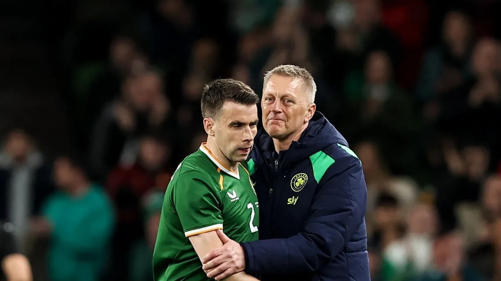 Un joueur irlandais et l'entraîneur se serrent la main