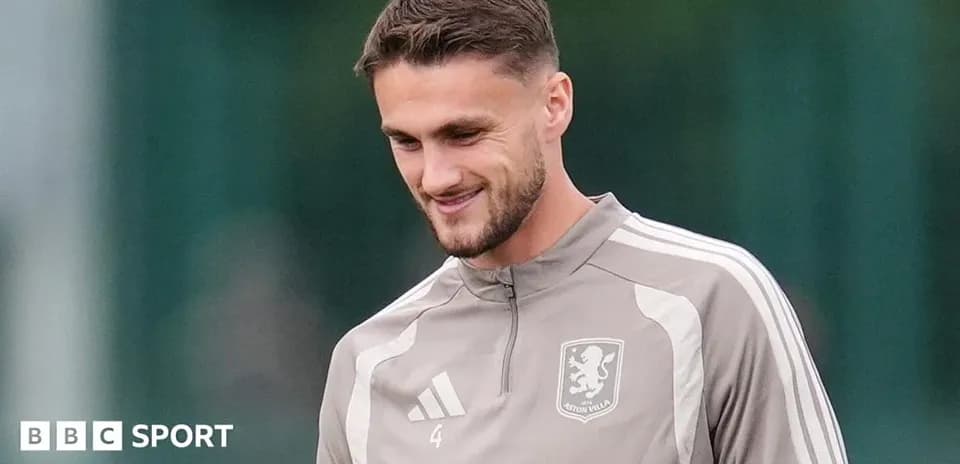 Joueur souriant pendant l'entraînement à Aston Villa