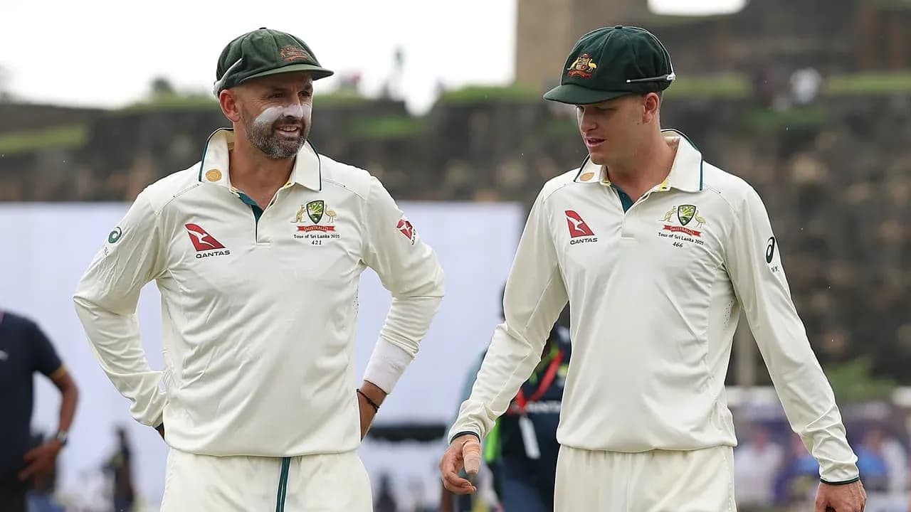 Deux joueurs de cricket australiens marchant ensemble