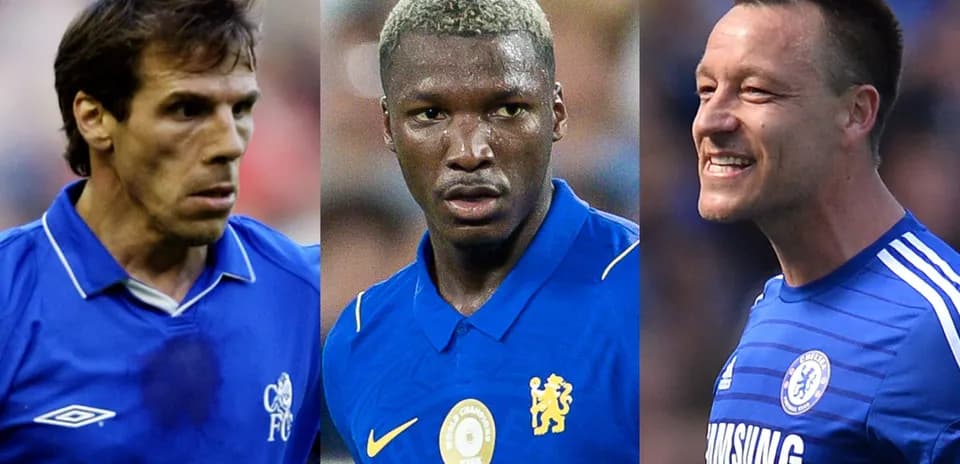 Trois joueurs de Chelsea en maillots bleus