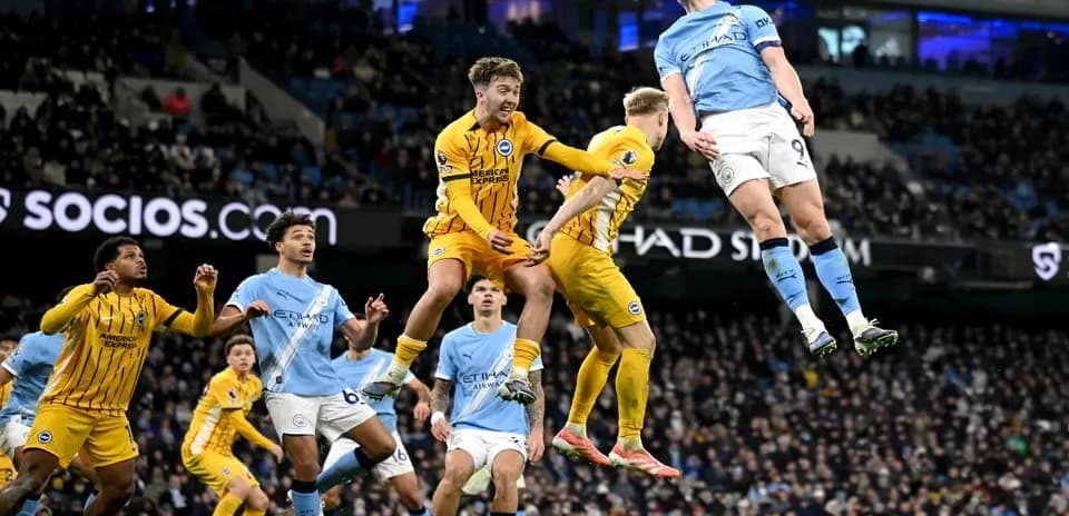 Haaland en l'air lors du match Manchester City-Brighton
