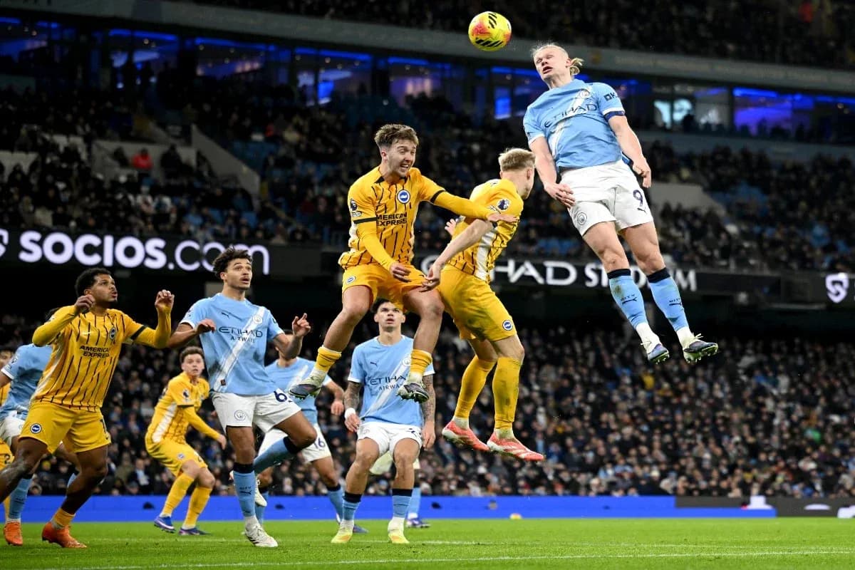 Haaland en l'air lors du match Manchester City-Brighton