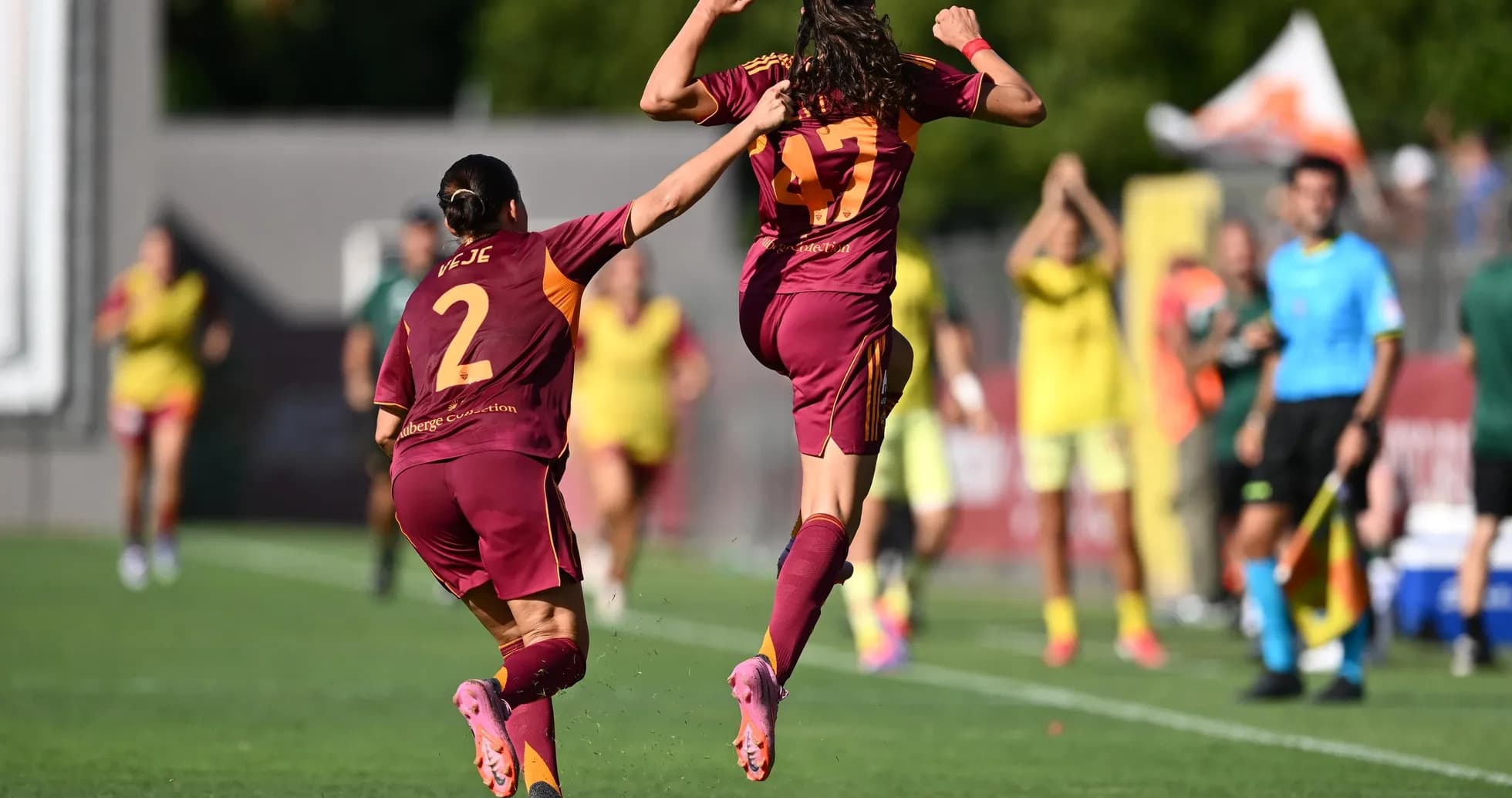 Joueuses de Roma célébrant un but