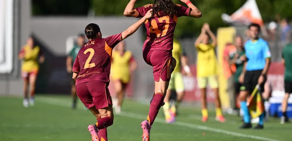 Joueuses de Roma célébrant un but