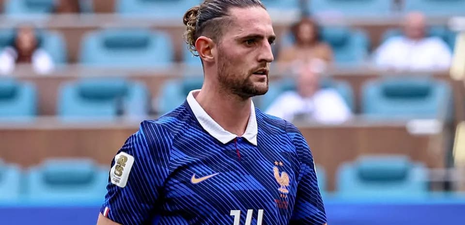 Joueur français en maillot bleu sur le terrain