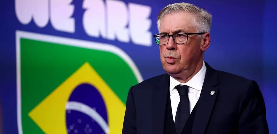 Entraîneur parlant devant le logo du Brésil