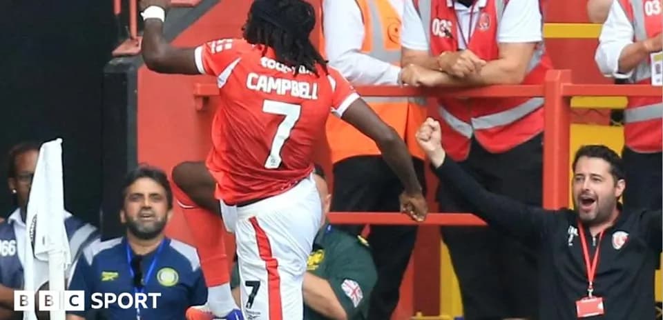 Joueur célébrant un but avec supporters en arrière-plan