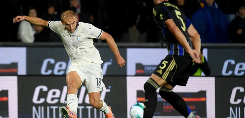 Un joueur de Lazio dribble contre Pisa