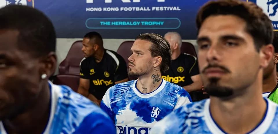 Joueurs sur le banc avant le match à Hong Kong