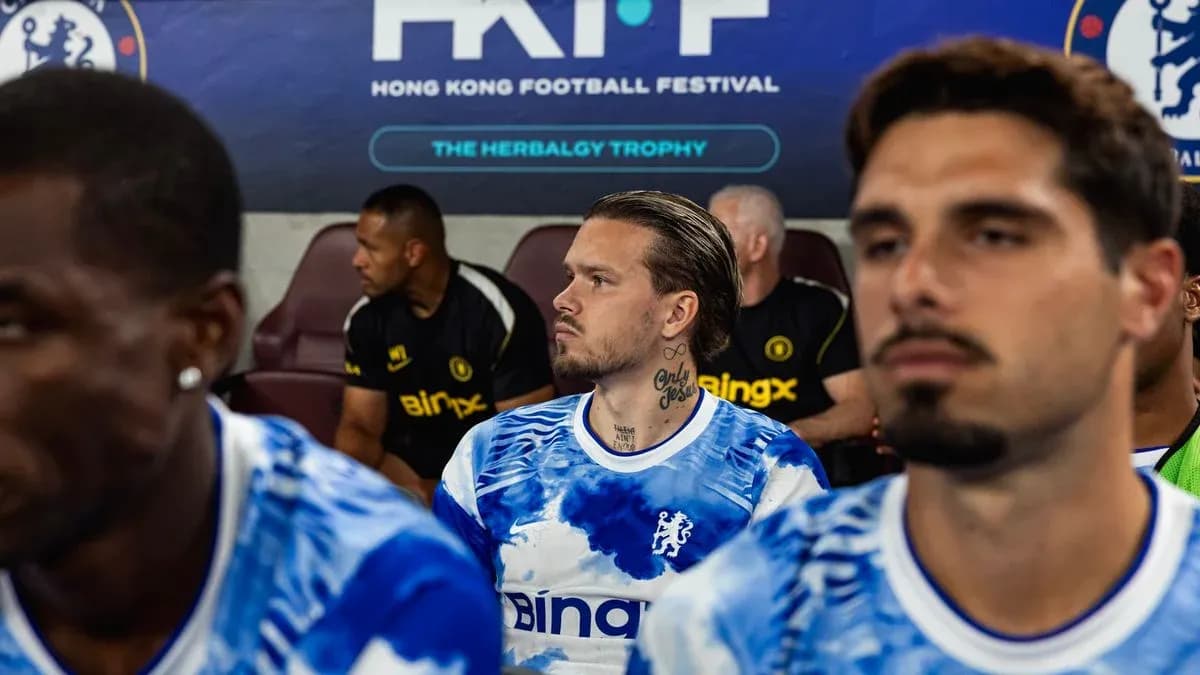 Joueurs sur le banc avant le match à Hong Kong