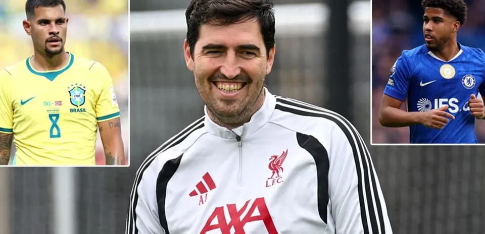 Entraîneur de Liverpool souriant lors d'une séance d'entraînement