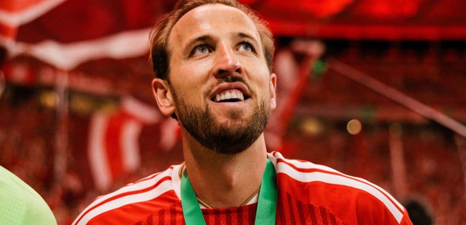 Joueur célébrant avec médaille dans un stade rempli