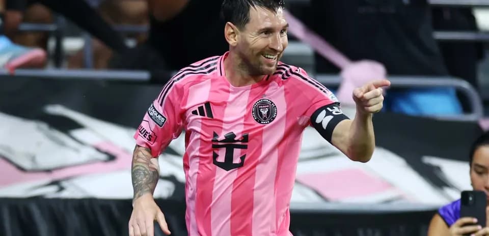Joueur célébrant un but avec le maillot de Miami
