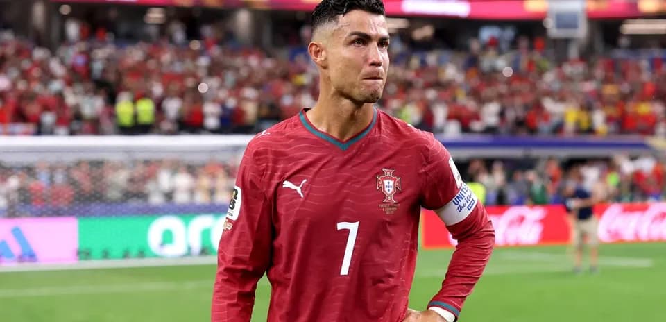 Cristiano Ronaldo en maillot du Portugal sur le terrain