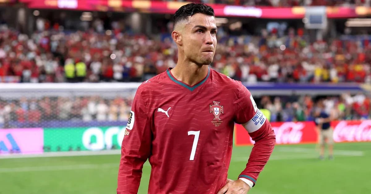 Cristiano Ronaldo en maillot du Portugal sur le terrain