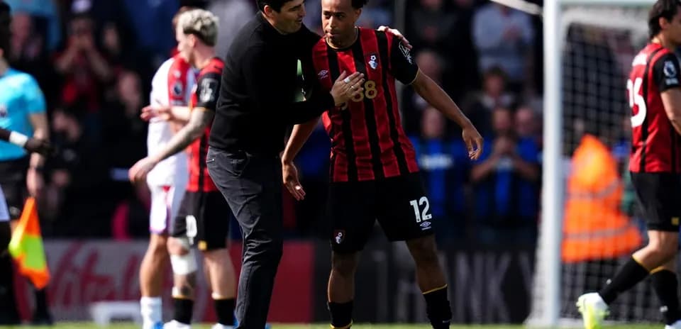 Entraîneur discutant avec un joueur de Bournemouth