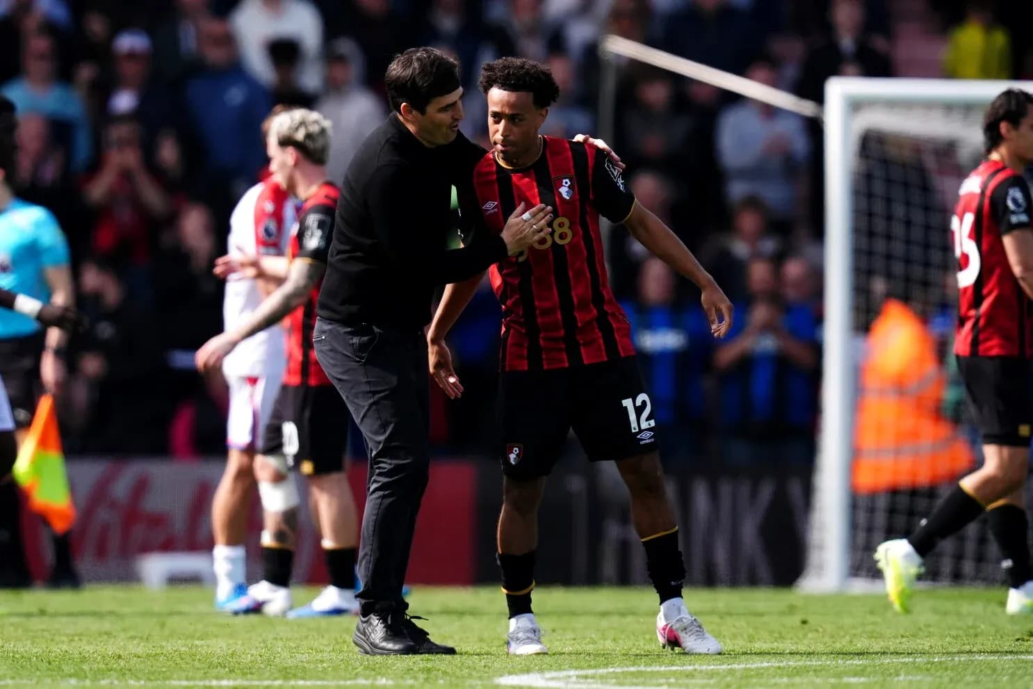 Entraîneur discutant avec un joueur de Bournemouth