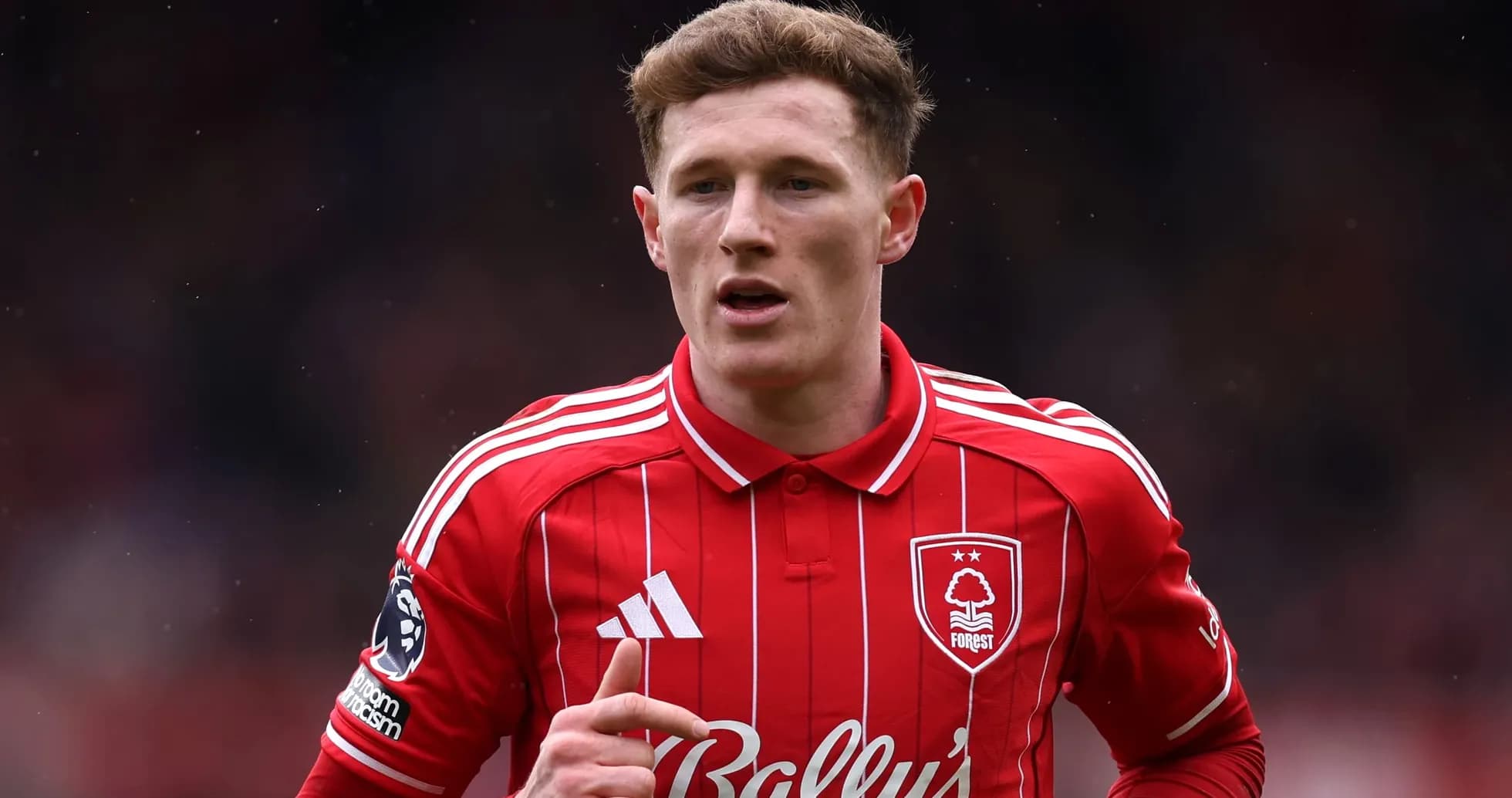 Joueur de Nottingham Forest en maillot rouge sur le terrain