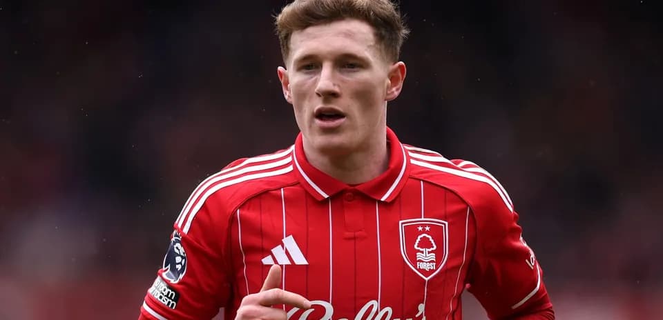 Joueur de Nottingham Forest en maillot rouge sur le terrain