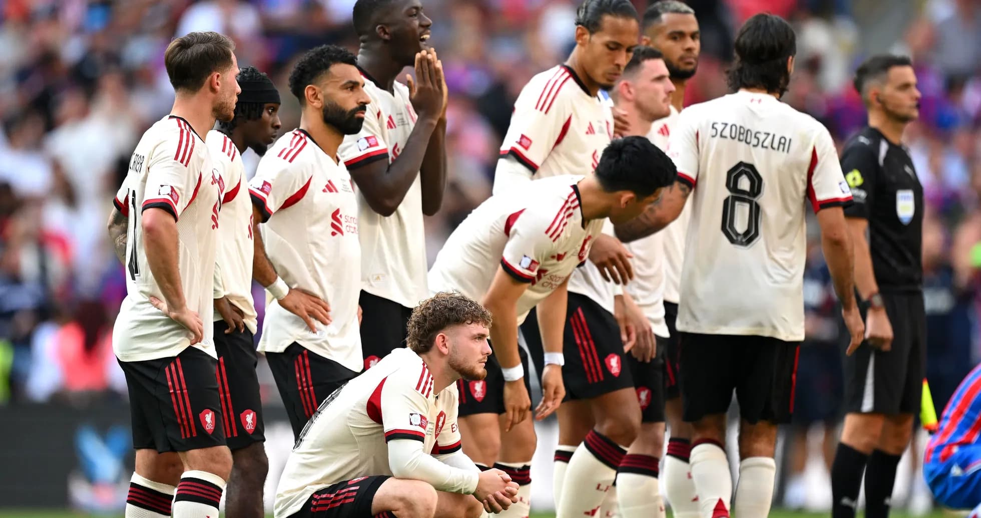 Équipe en attente sur le terrain lors d'un match