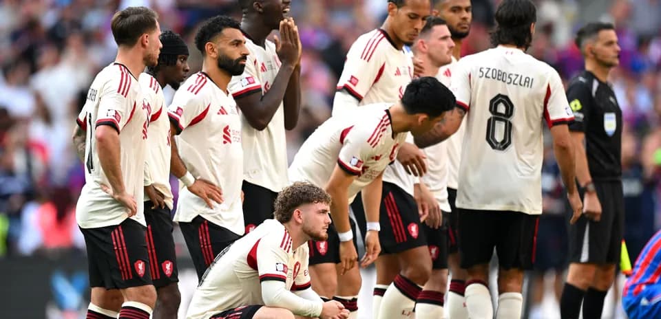 Équipe en attente sur le terrain lors d'un match