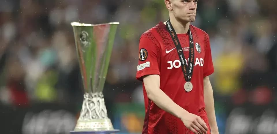 Joueur marchant avec une médaille après le match