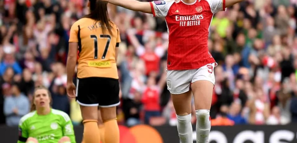 Joueuse d'Arsenal célèbre un but marqué