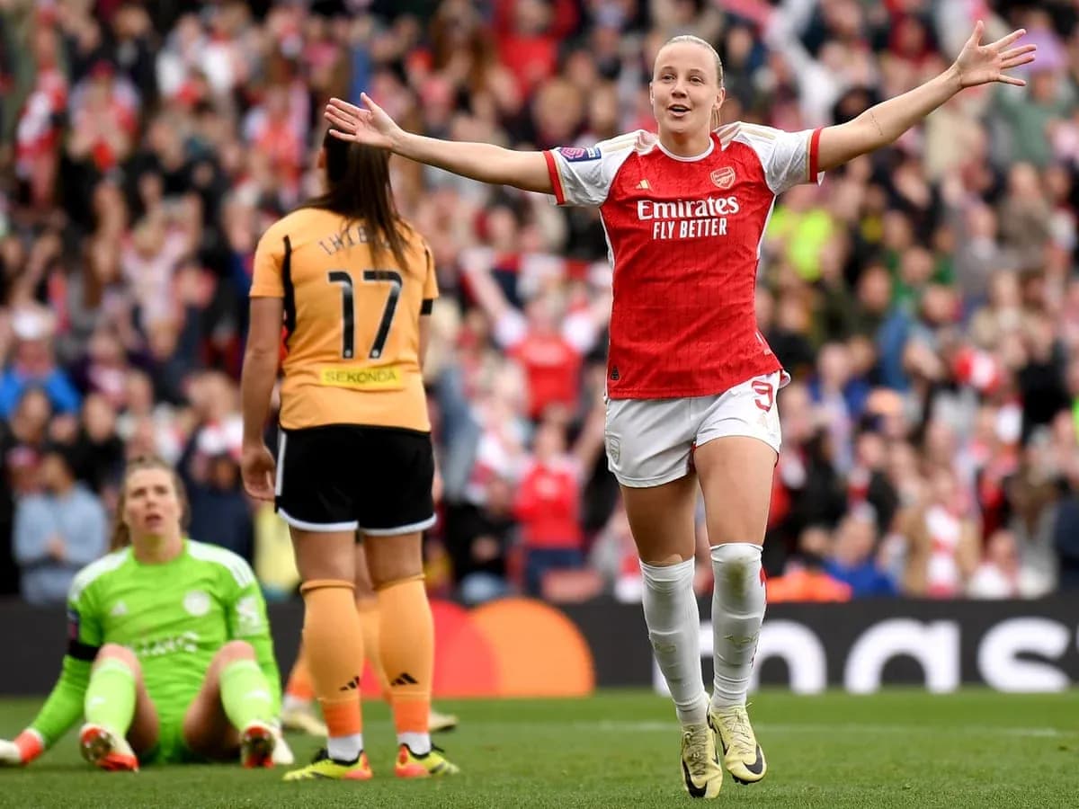 Joueuse d'Arsenal célèbre un but marqué
