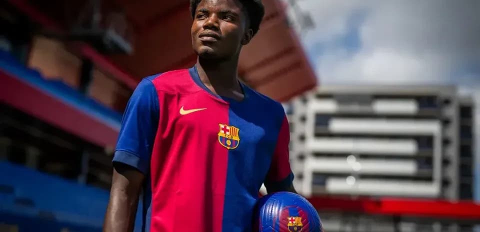 Joueur de Barcelone tenant un ballon au stade