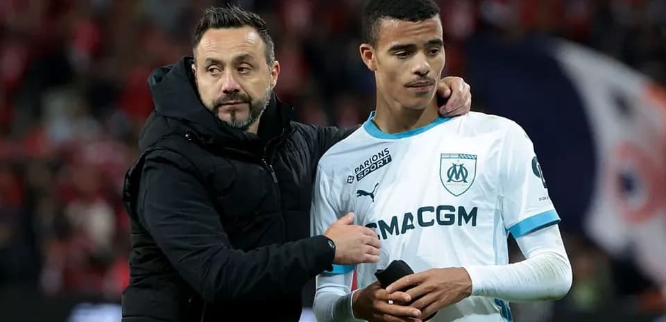Entraîneur et joueur discutant après le match