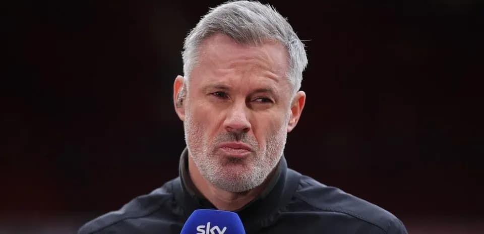 Analyste s'exprimant avec un micro Sky Sports
